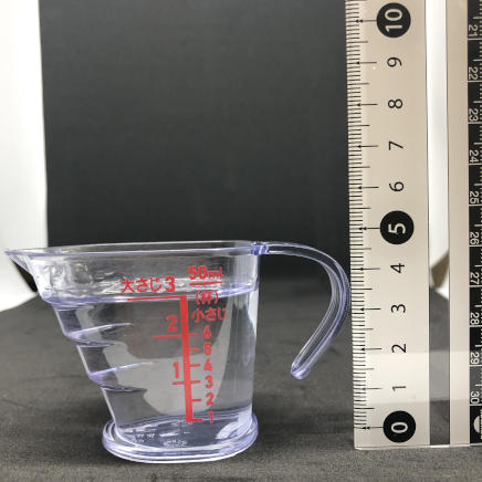 横から撮影した45mlのウォッカ