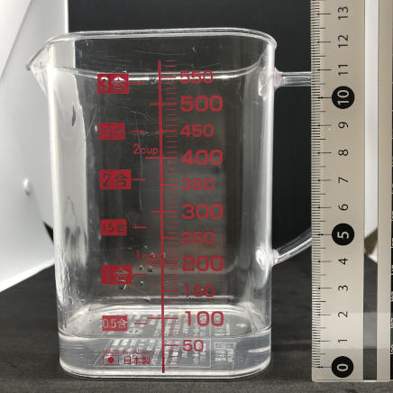 横から撮影した60mlのウォッカ