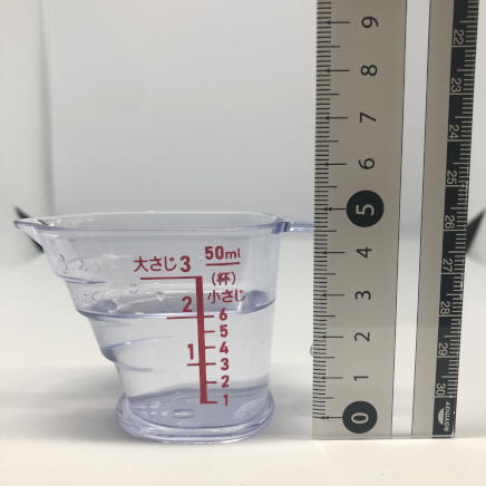 横から撮影した30mlのラム酒