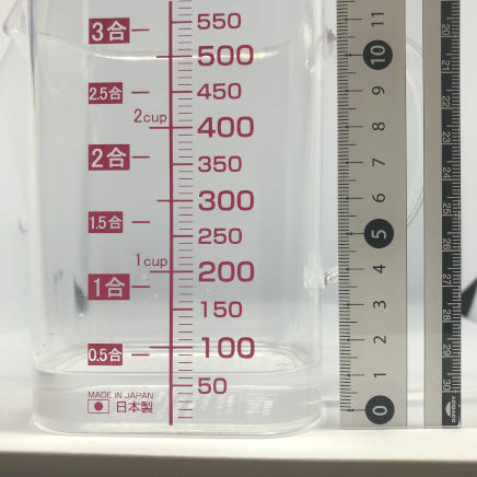 横から撮影した60mlのラム酒