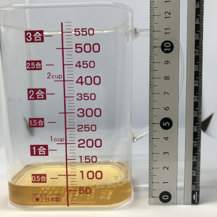 横から見た計量カップ60mlの梅酒