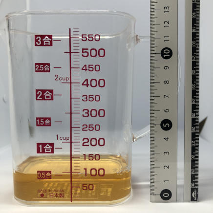 横から見た計量カップ90mlの梅酒
