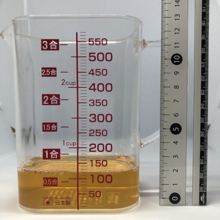 横から見た計量カップ120mlの梅酒