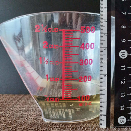 横から見たカップ1/2杯117ｇのみりん（100cc）