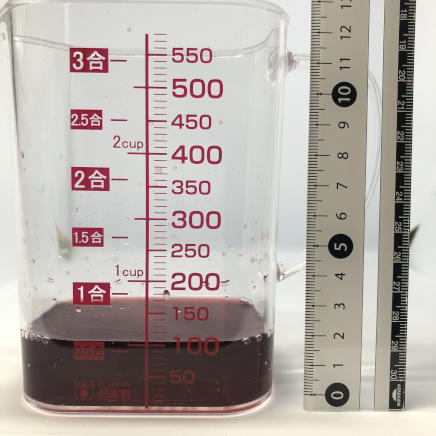 横から撮影した100mlのスイートワイン