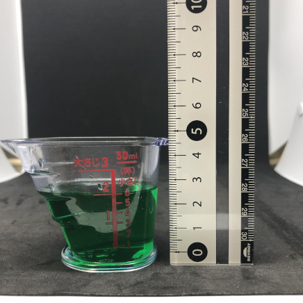 横から撮影した30ml分のミントリキュール