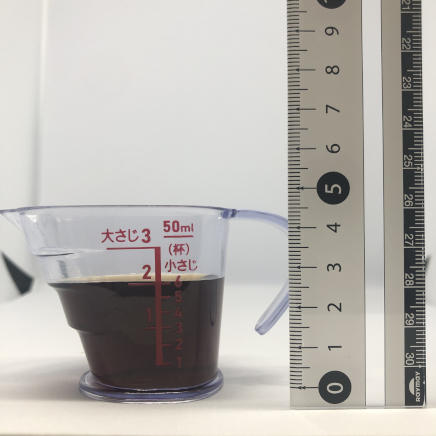 横から撮影した30mlのベルモット