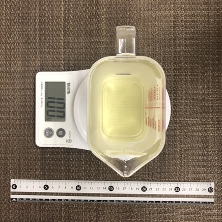 計量カップに入れた100mlの玉露茶