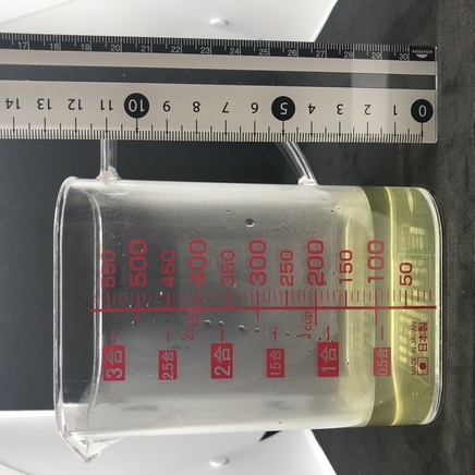 横から見た計量カップに入れた100mlの玉露茶