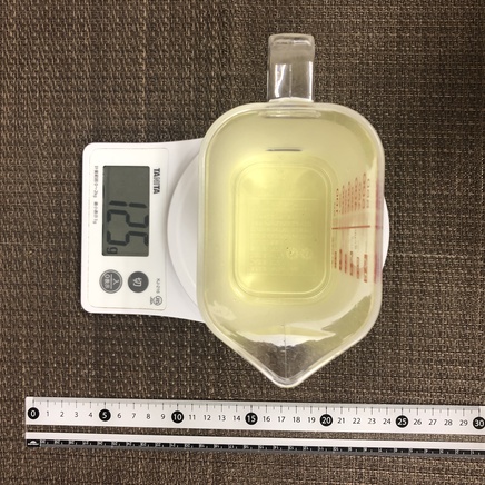 計量カップに入れた125mlの玉露茶