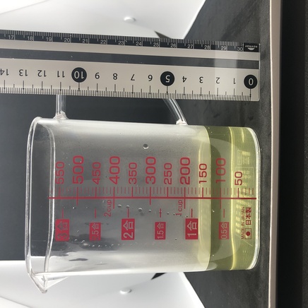 横から見た計量カップに入れた125mlの玉露茶
