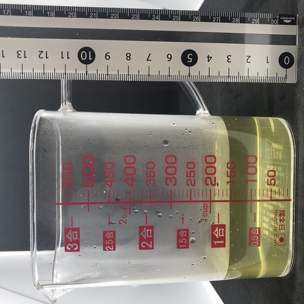 横から見た計量カップに入れた150mlの玉露茶