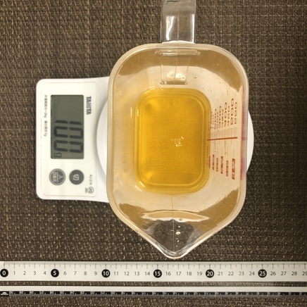 計量カップに入れた100mlの番茶