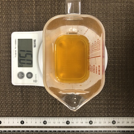 計量カップに入れた150mlの番茶