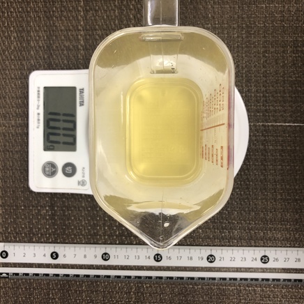 計量カップに入れた100mlの玄米茶