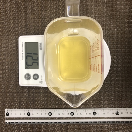 計量カップに入れた125mlの玄米茶