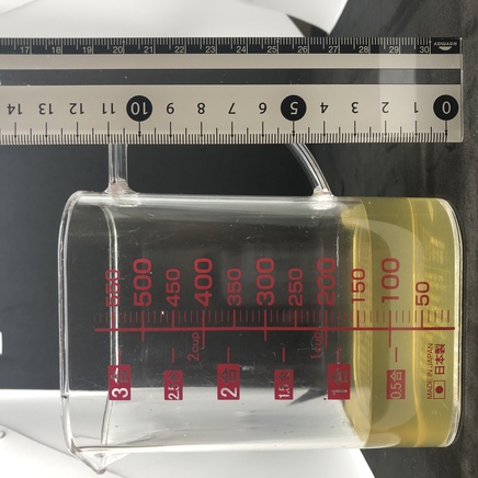横から見た計量カップに入れた125mlの玄米茶