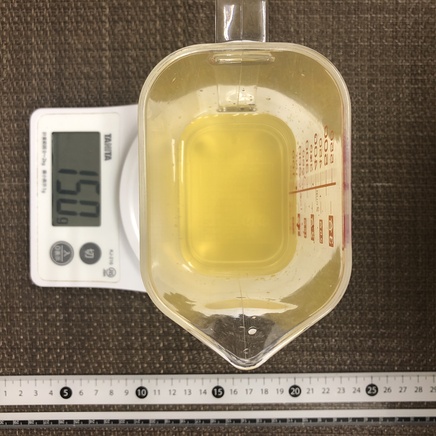 計量カップに入れた150mlの玄米茶