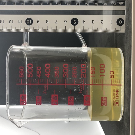 横から見た計量カップに入れた150mlの玄米茶