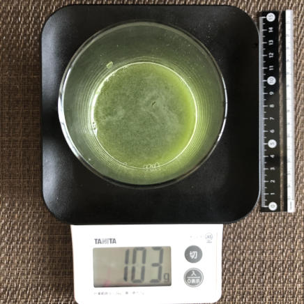 グラスに注いだ青汁1杯分 103g