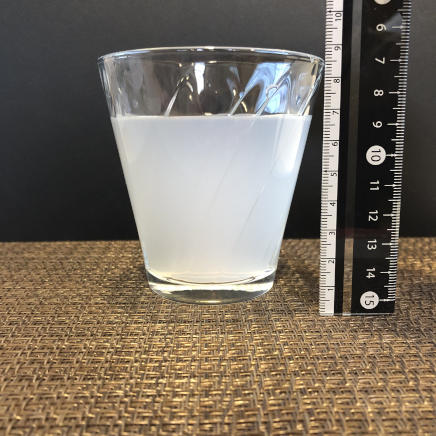 横から見た225mlのグラス1杯分のスポーツドリンク 135g