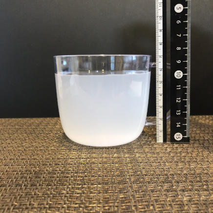 横から見た285mlのカップ1杯分のスポーツドリンク 215g