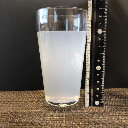 横から見た360mlのグラス1杯分のスポーツドリンク 257g