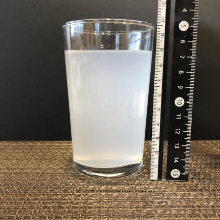 横から見た240mlのグラス1杯分のスポーツドリンク 183g