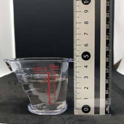 横から見た計量カップ大さじ2杯分のしいたけだし