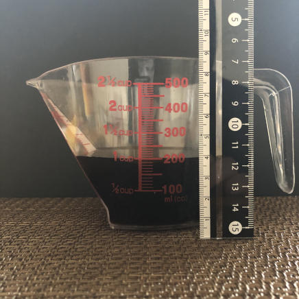 横から見た計量カップ1杯分のめんつゆ 222g