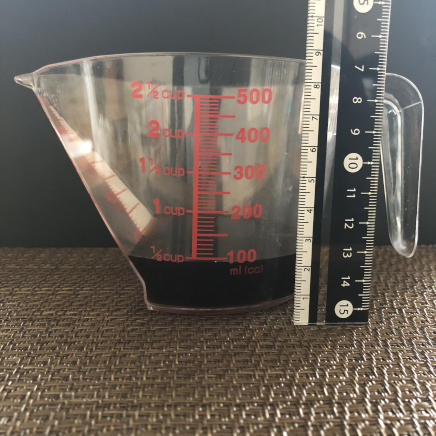 横から見たおたま1杯分のめんつゆ 95g