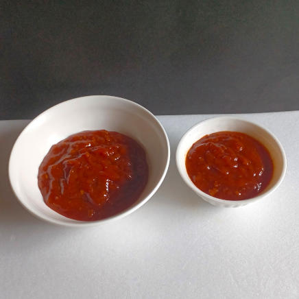 小鉢と中皿に入れた麻婆豆腐の素100gの量比較