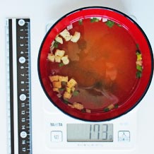 粉末タイプのインスタント味噌汁で作った1人前の味噌汁