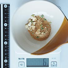 豆腐入りの粉末タイプのインスタント味噌汁1人前