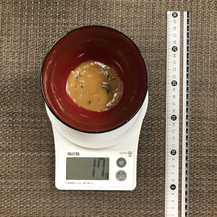 わかめ入りのペーストタイプのインスタント味噌汁1人前