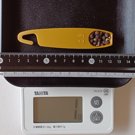 小さじ1/2杯1gの黒こしょう(ホール)