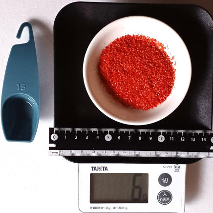 小皿にのせた大さじ1杯6gのチリペッパー