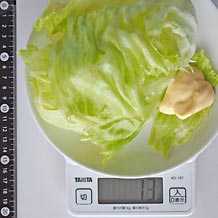 レタスに添えた低カロリーマヨネーズ