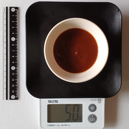 小鉢に入れた50gのレトルトカレー