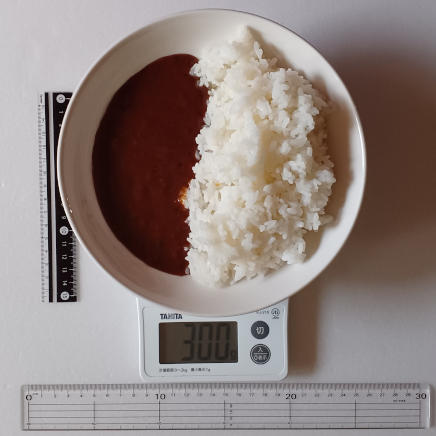 ご飯200gと100gのレトルトカレー