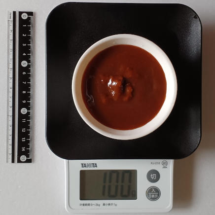 小鉢に入れた100gのレトルトカレー