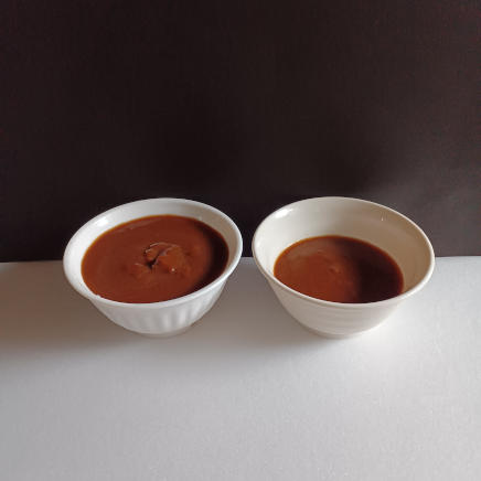 小鉢に入れたレトルトカレー50gと100gの量比較