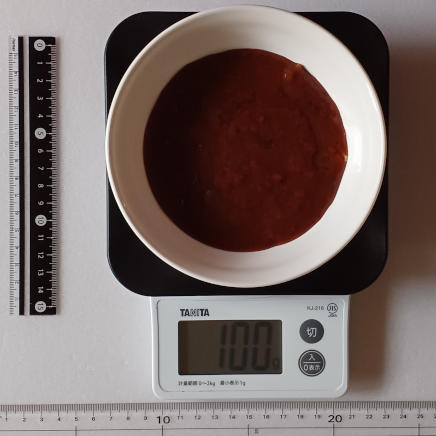 中皿に入れた100gのレトルトカレー