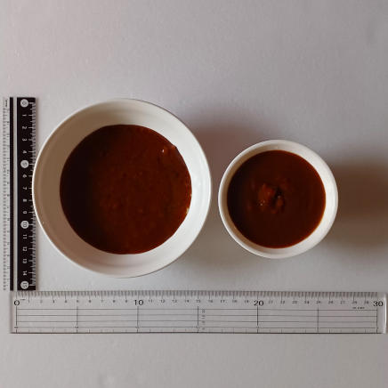 中皿(左)と小鉢(右)に入れた100gのレトルトカレー