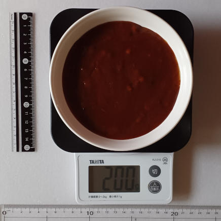 中皿に入れた200gのレトルトカレー