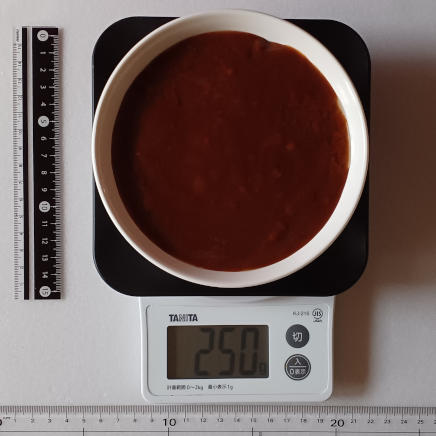 中皿に入れた250gのレトルトカレー