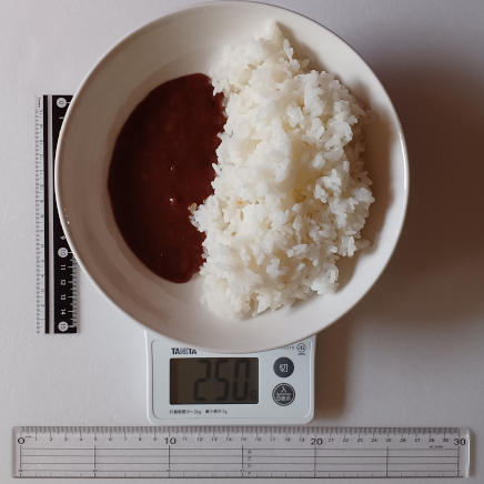 ご飯200gと50gのレトルトカレー