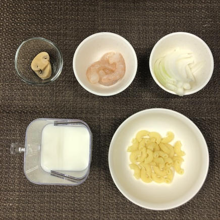 グラタン皿1杯分のエビグラタンに使った材料（ムキエビ・玉ねぎ・パスタ・マッシュルーム缶・牛乳）