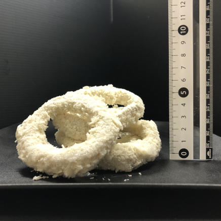 横から見た冷凍イカリングの厚さ