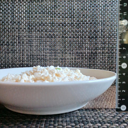 横から見た大皿ののピラフ 250g